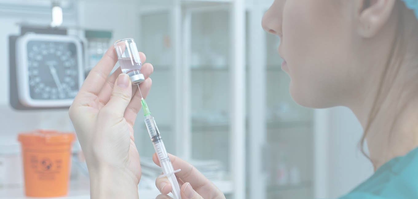 Медицинский специалист аккуратно заполняет шприц